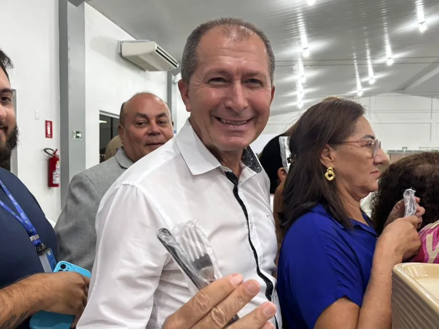 Vereador Pastor Manoel Bomfin marca presença na reinauguração do Restaurante Tereza Cristina