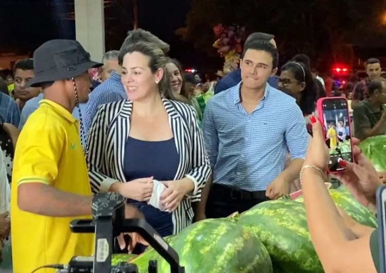 Ao lado da prefeita Cinthia, vereador Pedro Cardos participa da inauguração da Feira da Promessa em Taquaralto