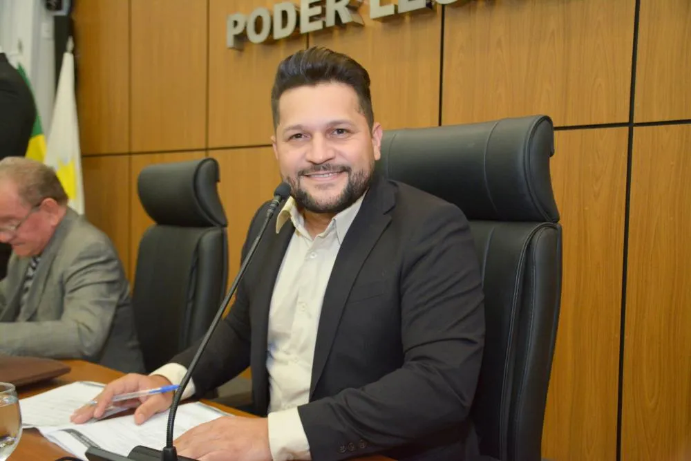 Rubens Uchôa apresenta Moção de Aplausos ao palestrante nacional Lucas Battistoni