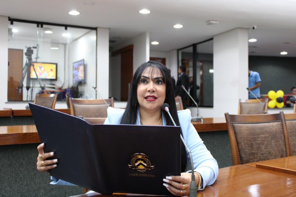 Professora Janad Valcari cobra implantação do programa Remédio na Porta em Palmas