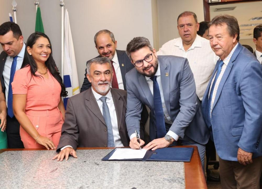 Em ato histórico, deputado Mantoan assina autorização do concurso público da Assembleia Legislativa