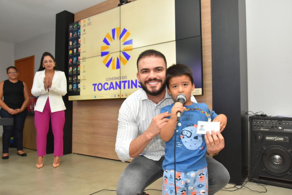  Deputado estadual Léo Barbosa faz a entrega da Carteira de Identificação da Pessoa com Transtorno do Espectro Autista. 