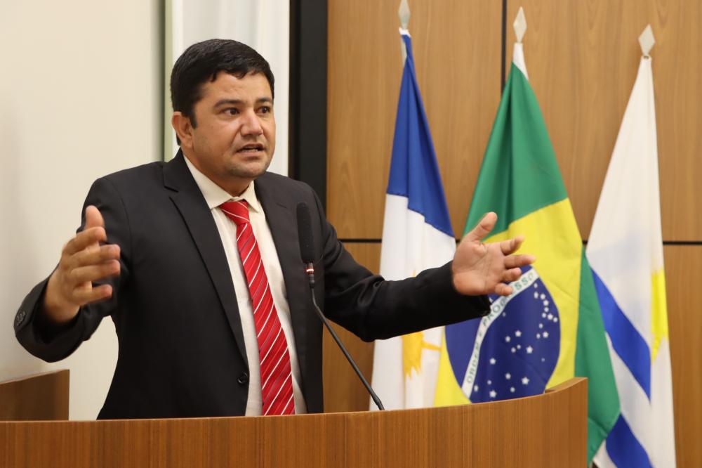 Vereador Rogério Freitas solicita iluminação pública urgente na Avenida NS-02 para combater insegurança noturna