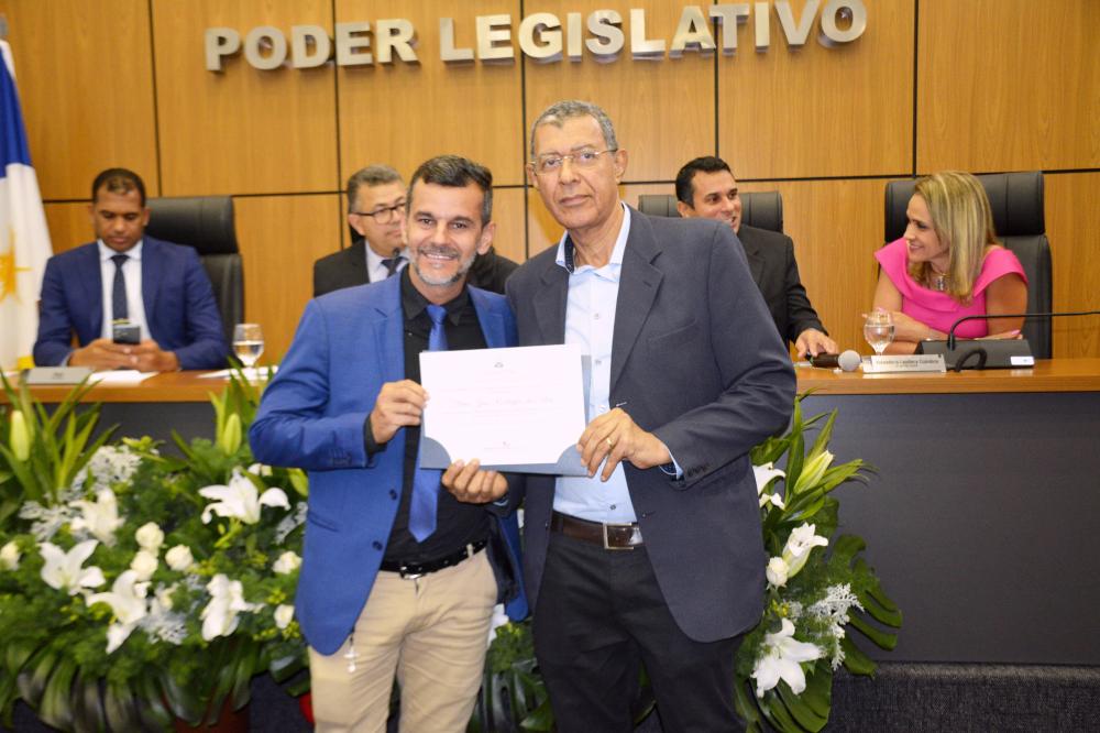 Vereador Mauro Lacerda presta homenagem ao Dr. Flávio José durante Sessão Solene em Homenagem ao Dia do Médico 