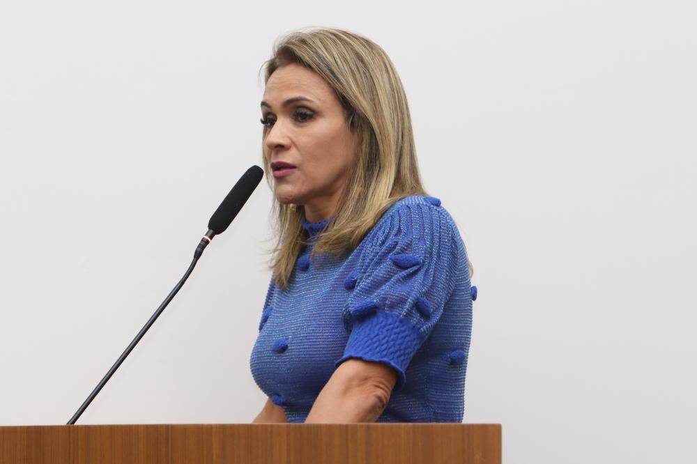Vereadora Laudecy Coimbra aponta contradição na viagem e projetos da prefeita Cinthia Ribeiro durante sessão na Câmara de Palmas