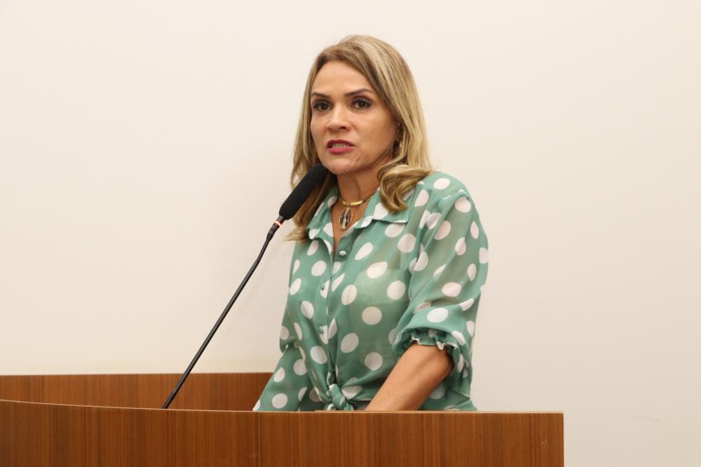 Vereadora Laudecy Coimbra expõe desigualdades e cobra da gestão respeito para servidores de saúde