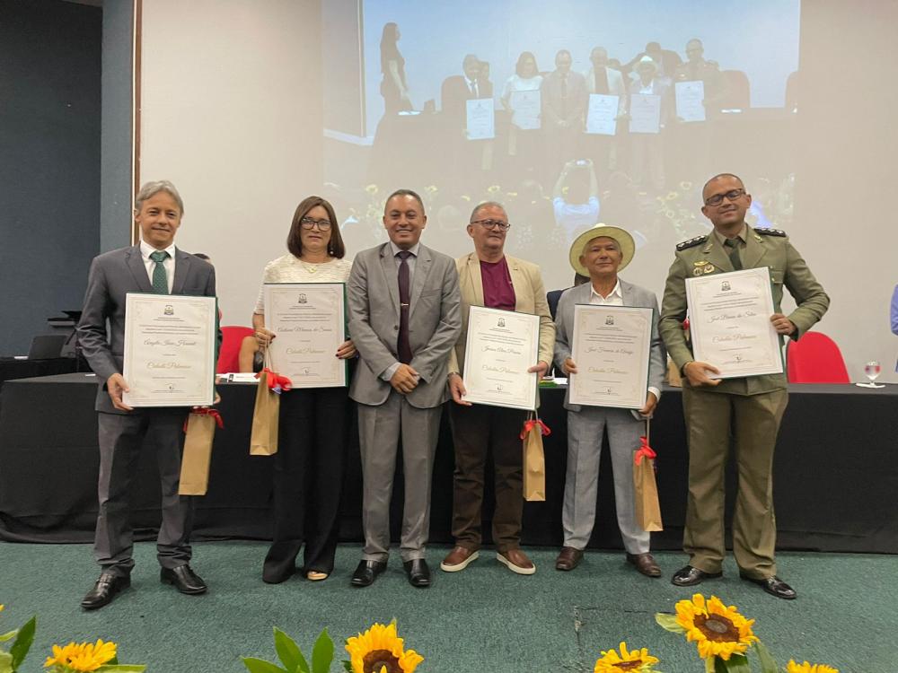Marilon Barbosa entrega Títulos de Cidadãos Palmenses a cinco pessoas durante Sessão na ATM 