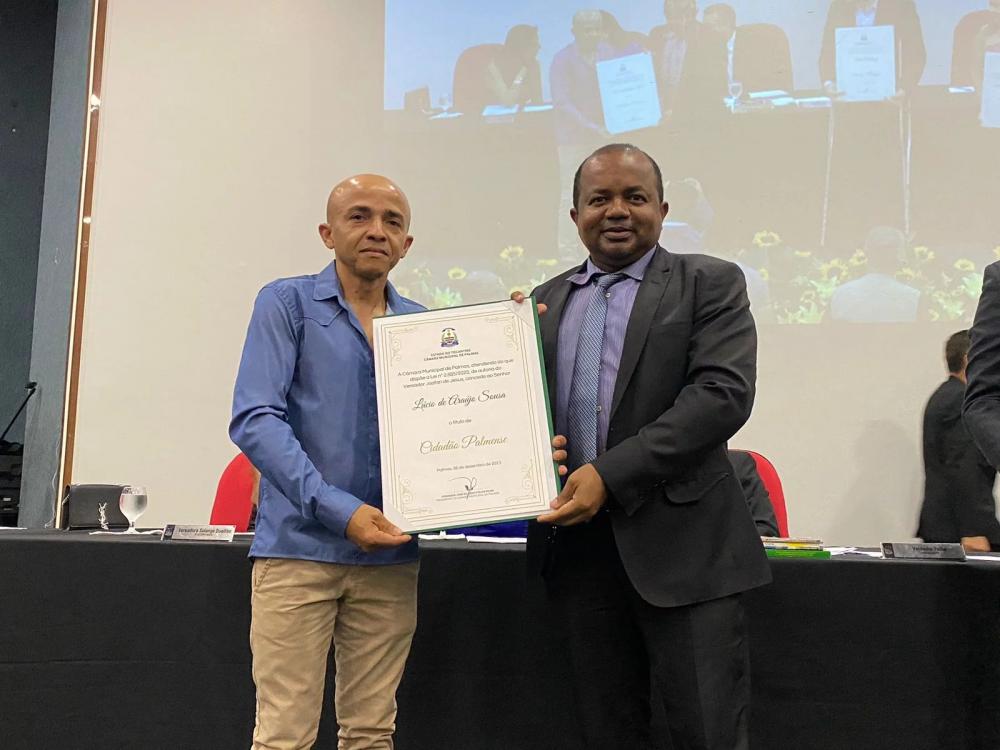 Vereador Joatan de Jesus homenageia o empresário Lucio de Araujo Sousa com título de cidadão Palmense durante sessão solene na ATM