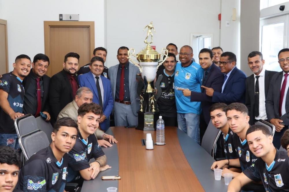 O vereador Major Negreiros recebeu toda a equipe técnica e os jogadores de futebol da escolinha do Primeiro Batalhão na Câmara Municipal 