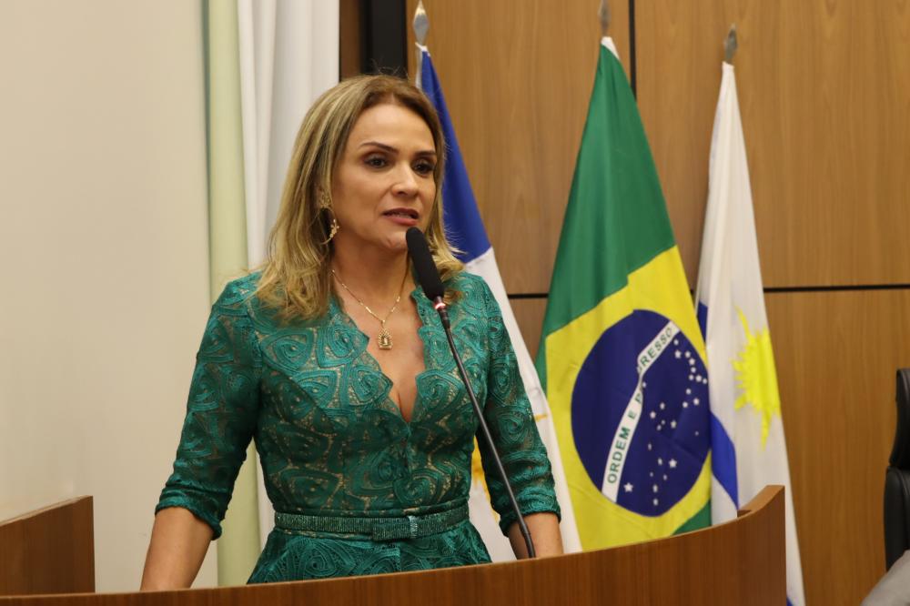 Laudecy Coimbra homenageia fonoaudióloga Adriana Ferraz em sessão solene