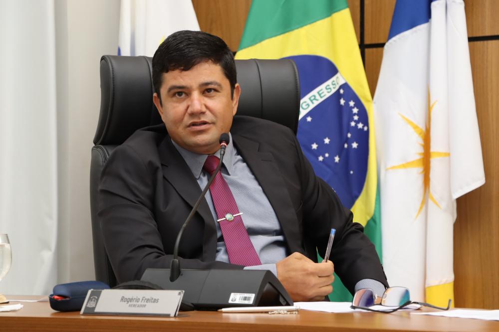 Manutenção de equipamentos da Praça da Quadra 1004 Sul é solicitada por Rogério Freitas 