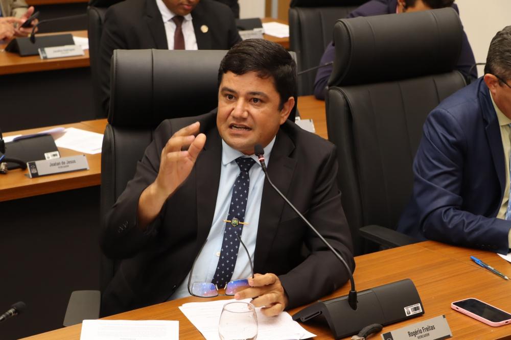 Rogério Freitas solicita melhorias para iluminação dos Bairros Vale do Sol e Santa Fé