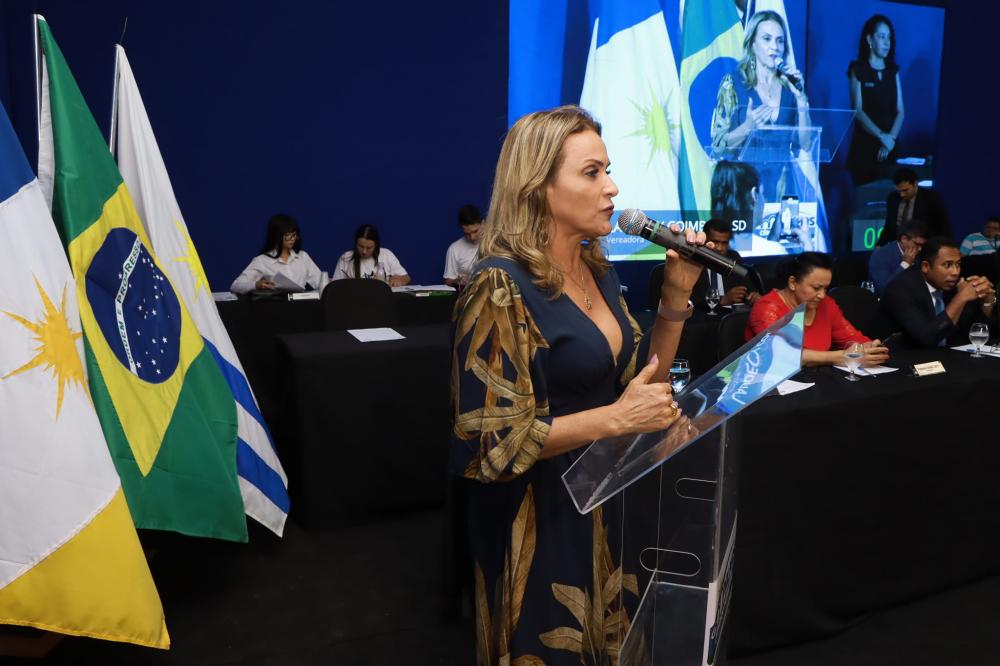 Laudecy Coimbra é aplaudida em discurso que critica a gestão