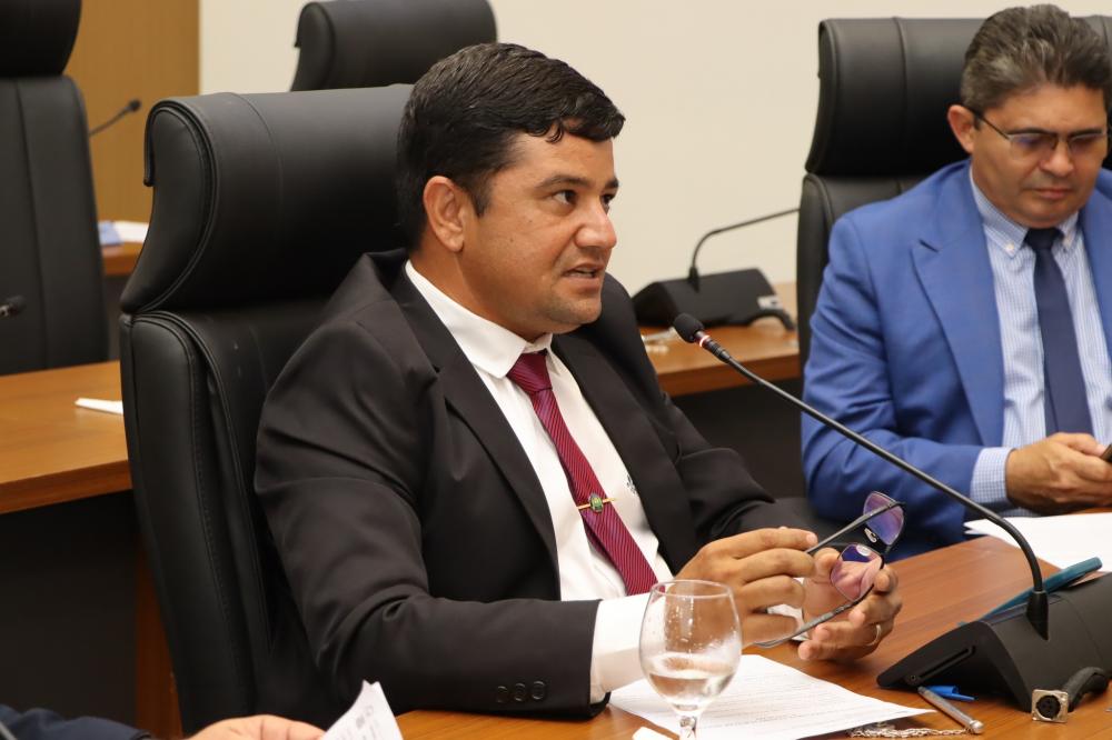 Rogério Freitas solicita revitalização da sinalização de trânsito do bairro Santa Fé