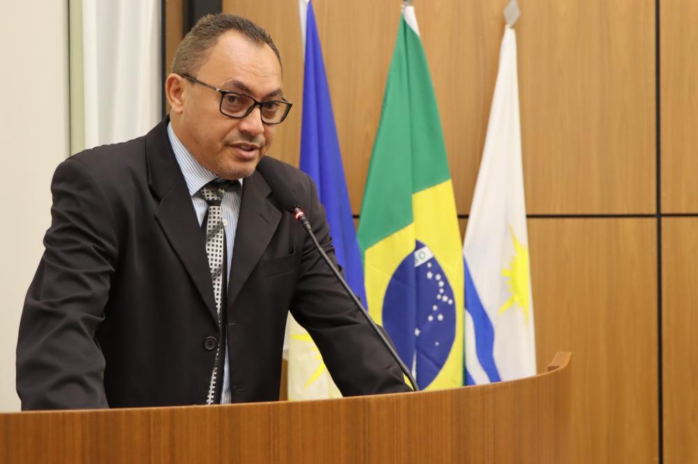 Requerimentos com pedidos de obras e serviços são apresentados pelo vereador Marilon Barbosa