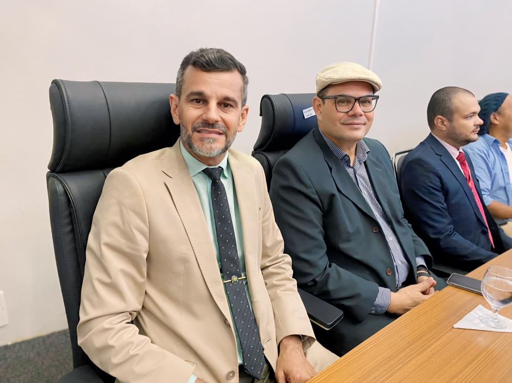 Vereador Mauro Lacerda presta homenagem ao jornalista e escritor Cleber Toledo durante Sessão Solene na Casa de Leis.