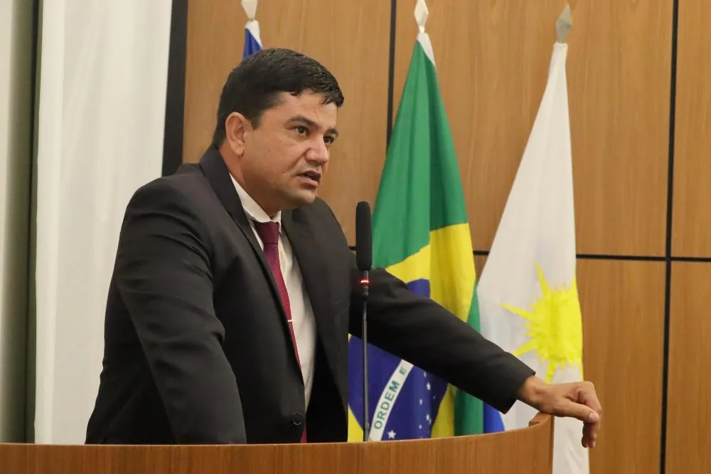 Serviço de “tapa buraco” na pavimentação asfáltica da Quadra 1204 Sul é solicitado por Rogério Freitas