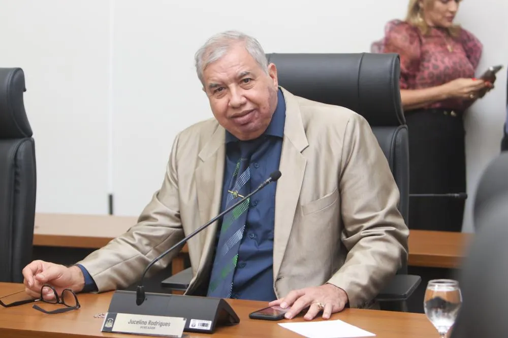 Requerimento do vereador Jucelino Rodrigues pede a revitalização do paisagismo, reforma e pintura de meios–fios das praças do Jardim Aureny I