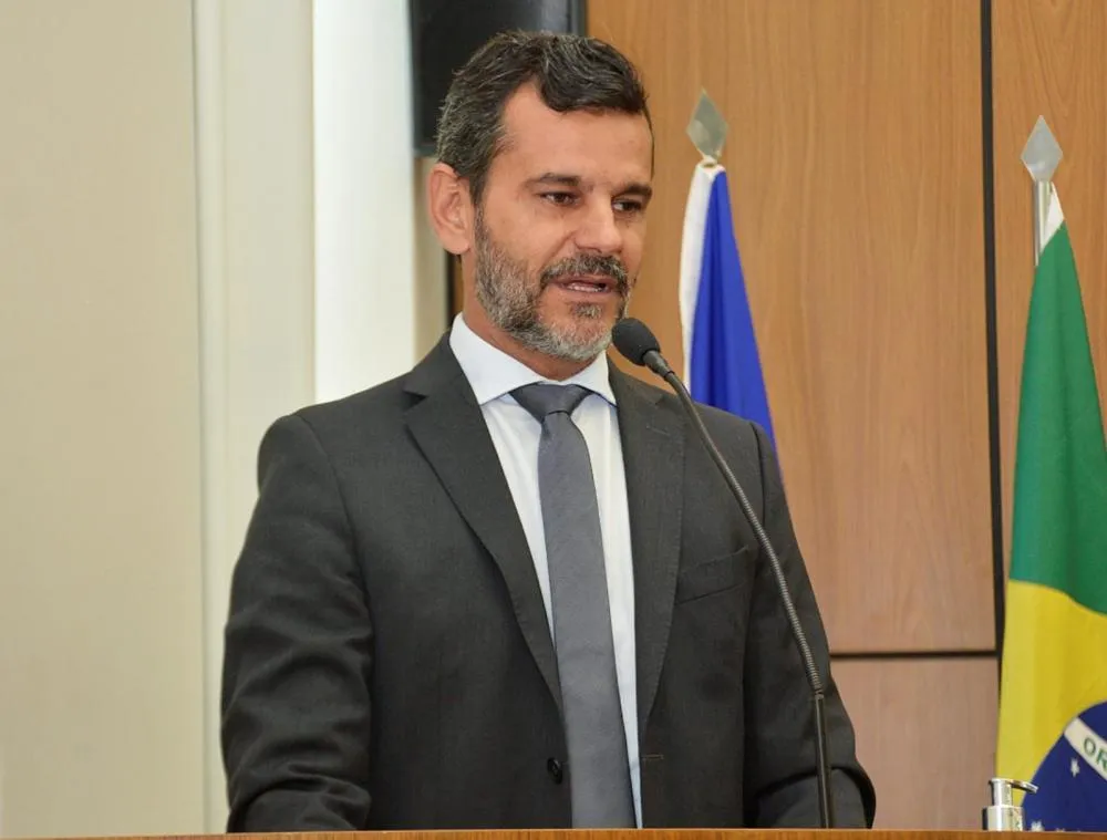 Vereador Mauro Lacerda apresenta requerimentos solicitando a limpeza geral dos Setores Maria Rosa, Setor Sul e Sônia Regina