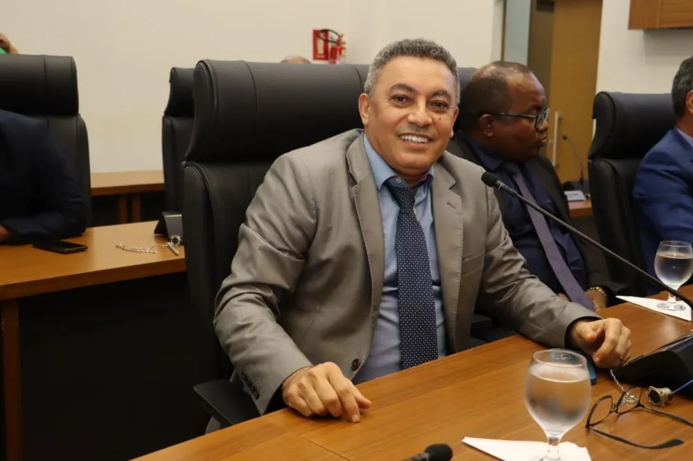 Marilon Barbosa solicita operação tapa-buracos em bairros da capital